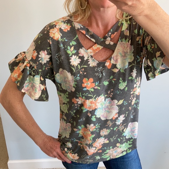Floral Short Ruffle Sleeve Top - Picture 6 of 7